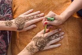 Henna biasa dipakai untuk membuat gambar artistik di kuku, tangan, maupun kaki. Pilih Tato Atau Henna Mana Yang Lebih Keren Dan Baik Untuk Kulit Bukareview