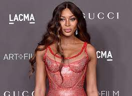 Naomi campbell was born in london, england and discovered as a fashion model at age 15. Naomi Kempbell Rasskazala O Svoej Uzhasnoj Bolezni Hello Russia