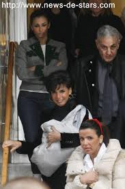 Amp™, 08/03/2021 | samedi matin, plusieurs tabloïdes révélaient que rachida dati, 55 ans, et son compagnon avaient été vus chez un bijoutier spécialisé dans les bagues de fiançailles. Rachida Dati Pose Avec Sa Famille Dans Vsd