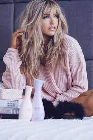 Langes Blondes Haar Mit Pony Rosafarbenem Pullover Stumpfen Lippen Schwarzer Mascara Jennifer Tagliches Pin Blog In 2021 Pony Hairstyles Long Hair With Bangs Hair Styles