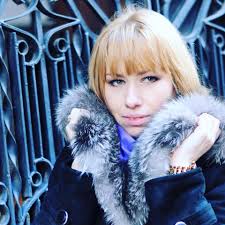 🎩 Inspired by Fred Astaire and Gene Kelly's movies, this decoration is a  showstopper. Can you tell which classic musical inspired the dancers'  costumes, Detectives? Add this Musical Number 🎼 to your