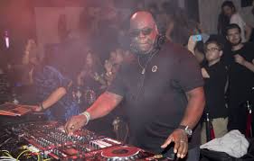 Porn Crush » de Golden Moustache… Carl Cox et 23 DJs pour 24h de mix  caritatif… Nos bons plans pour soccuper même confinés