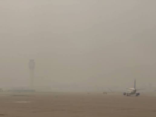 Sky at Cleveland airport and Minneapolis from Canada fires. Glad to be  going on to Montana for #montanapleinair today. Stay inside midwesterners!  #bam #bozemanartmuseum #smokyskiesfromwildfires #CLE