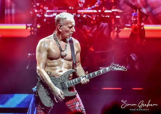 Absolutely incredible to have Nuno Bettencourt join Def Leppard on stage  for their homecoming show in Sheffield! 🤘 📸 Ryan Sebastyan