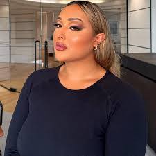 Kris Fox's Instagram, Twitter & Facebook