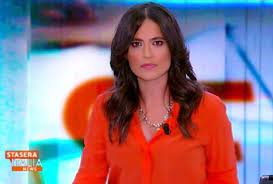 Il presidente della toscana… nel corso di un recente collegamento con la trasmissione, veronica gentili ha dunque collegato da casa per un intervento telematico, bonaccini ha dunque fatto il suo ingresso sugli schermi accesi in diretta di stasera italia, alla corte. Veronica Gentili Vita Privata E Carriera Da Attrice Della Giornalista Di Stasera Italia