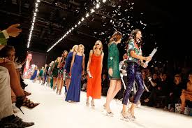 Viele angehende bräute schauen sich direkt nach der verlobung nach ihrem brautkleid um, denn. Fashion Week Berlin Die Besten Bilder Aus Der Hauptstadt Gala De