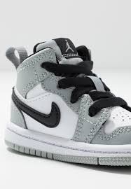 A white midsole atop a black. Jordan Air 1 Mid Unisex Basketballschuh Light Smoke Grey Black White Grau Zalando De