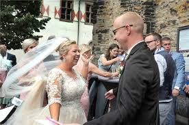 « 'if you're afraid, you lose! Erste Hochzeit Nach Der Coronakrise In Schwerte In Der Viktorkirche