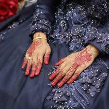 Seniman henna membuat sebuah motif pada kulit. 30 Henna Tangan Simple Inspirasi Corak Inai Tangan Menarik
