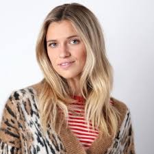 Happy Tuesday! 🍂 Fall has officially arrived at VB Toronto, and we  couldn't be more excited! Whether you're looking for pieces for work,  upcoming trips, or weekends at the cottage, we've got