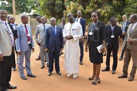 Determina a realização das comemorações do 50.º aniversário da revolução de 25 de abril de 1974 e cria a estrutura de missão que as promove e organiza. Ohada Com Perplo Do Presidente Em Exercicio Do Conselho De Ministros Nas Instituicoes Da Ohada