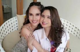Lelaki tersebut menyerah diri dan memohon hukuman gantung dijatuhkan ke atasnya. Tissa Biani Dan Cinta Laura Foto Bareng Sifat Asli Keduanya Jadi Gunjingan Matamata Com