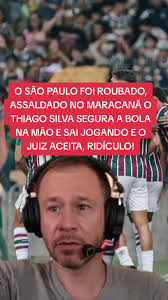 Polêmica no futebol: Thiago Silva segura a bola na mão e juiz aceita