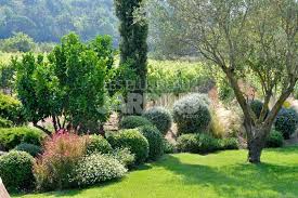 En Son Domaine Le Jardin Au Milieu Des Vignes Les Plus Beaux Jardins Beaux Jardins Jardins