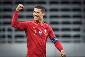 اعظم لاعب في تاريخ الكره. ÙƒØ±ÙŠØ³ØªÙŠØ§Ù†Ùˆ Ø±ÙˆÙ†Ø§Ù„Ø¯Ùˆ Ø³ÙŠØ§Ø±Ø© ÙÙˆØ±Ù…ÙˆÙ„Ø§ Ø¹Ù„Ù‰ Ù‡ÙŠØ¦Ø© Ø¥Ù†Ø³Ø§Ù†