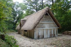 Anglo Saxon Hall House Reconstruction A Team Of Volunteer Treewrights Under The Supervision Of Carpenter In Re Hall House Anglo Saxon Anglo Saxon Houses