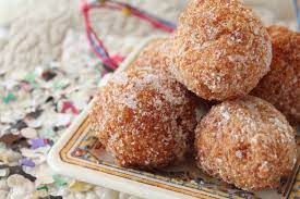 400 g di farina 300 g di ricotta 40 g di lievito di birra 1 dl di olio extravergine di oliva cannella macinata 100 g di zucchero semolato zucchero in granella 50 g di mandorle olio per friggere sale. Frittelle Alla Ricotta Unadonna