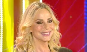 Dopo crazy dance, la conduttrice di mattino in famiglia si appresta a tornare con un nuovo singolo, a troia. Chi E Stefania Orlando Oggi Biografia Eta Matrimonio E Figli
