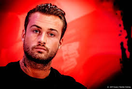 ZIEN: Dave Roelvink showt 'lockdown' look