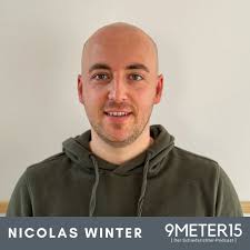 Die vor kurzem von der @dflstiftung veröffentlichte Doku „Referees Mic'd  Up“ zeigt dank der RefCam eindrucksvoll die Perspektive der @dfb_schiris  auf ein Bundesligaspiel. Nicolas Winter ist selbst DFB-Schiedsrichter und  einer der Entwickler