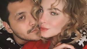 Christian nodal botella tras botella ando tomando pa' olvidarme de ella (pa' olvidarme de ella) de ella, de ella nomás hablo en todas mis. Asi Celebraron Belinda Y Christian Nodal El Record De Botella Tras Botella En Youtube Puro Show
