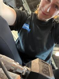 Gym selfies starting to look like they used to. 1st day without the cane.  Now to build up more strength in the right leg. Lets get it. #fyp  #nomorecrutches #buildingstrength