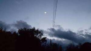 Un train de points lumineux, régulier, presque géométrique, dans le ciel. Videos Avez Vous Apercu Cet Etrange Phenomene Lumineux Dans Le Ciel Aubois Lundi Soir