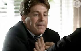 Foto: Em Paraíso Tropical, Lutero (Edwin Luisi) caiu no mesmo golpe de  Marion (Vera Holtz), que sobreviveu ao veneno dado por Olavo (Wagner  Moura).