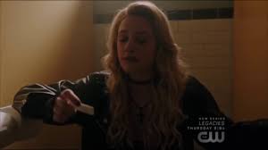 Kj apa's girlfriend, clara berry's top appeared to be rolled up to flaunt her pregnant belly. Alice Finds Out She S Pregnant Riverdale 3x04 Youtube