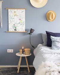 Die Farbe Blau So Reizvoll Schick Und Dezent Wie Die Farbtone Des Himmels Deshalb Ist Die Wand Blaues Schlafzimmer Wohnzimmerwand Schlafzimmer Landhausstil