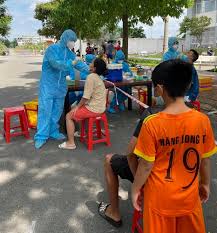 Cách quán này không xa, cũng trên tuyến đường đht02 thuộc phường tân hưng thuận, pv ghi nhận 4 người đàn ông vô tư ngồi nhậu trong quán mở đèn sáng trưng. H9iqyd7fq8qxrm