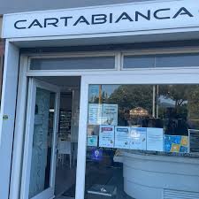 Quando saliamo a bordo di un aeroplano, spesso ci concentriamo sulle nostre esigenze immediate: Cartabianca Firenze Toscana