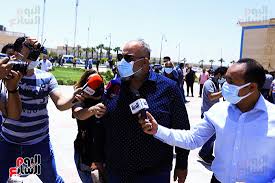 حرص كل من الفننا محمد حماقي، والفنان عمرو يوسف، على حضور عزاء نجم الكوميديا الراحل سمير غانم بمقابر العائلة، في مدينة النصر بمقابر الوفاء والأمل، ظهر اليوم الجمعة، الموافق 21 مايو 2021. Ù†Ø¬ÙˆÙ… Ø§Ù„ÙÙ† ÙŠØ´ÙŠØ¹ÙˆÙ† Ø¬Ø«Ù…Ø§Ù† Ø³Ù…ÙŠØ± ØºØ§Ù†Ù… Ø¥Ù„Ù‰ Ù…Ø«ÙˆØ§Ù‡ Ø§Ù„Ø£Ø®ÙŠØ± ÙŠØ³Ø±Ø§ ÙˆØ¥Ù„Ù‡Ø§Ù… Ø´Ø§Ù‡ÙŠÙ† ÙˆÙ…ÙŠØ±ÙØª Ø£Ù…ÙŠÙ† ÙˆÙ…Ø­Ù…Ø¯ Ø­Ù…Ø§Ù‚Ù‰ ÙˆØ­Ù…Ø§Ø¯Ø© Ù‡Ù„Ø§Ù„ ÙŠÙ„Ù‚ÙˆÙ† Ù†Ø¸Ø±Ø© Ø§Ù„ÙˆØ¯Ø§Ø¹ Ø¹Ù„Ù‰ Ø³Ù…ÙˆØ±Ø© Ø§Ù†Ù‡ÙŠØ§Ø± Ø¯Ù†ÙŠØ§ ÙˆØ¥ÙŠÙ…Ù‰ Ø³Ù…ÙŠØ± ØºØ§Ù†Ù… ÙˆØ£Ø³Ø±ØªÙ‡ ØªØªÙ„Ù‚Ù‰ Ø§Ù„Ø¹Ø²Ø§Ø¡ ÙÙ‰