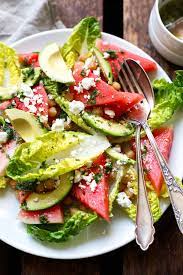 Feta, minzblätter und wassermelone in eine schüssel geben. Wassermelonen Feta Salat Mit Minze Und Avocado Kochkarussell