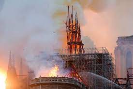 Notre dame se consume à la face des hommes. Violent Incendie A Notre Dame De Paris Notre Couverture La Presse