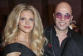 La mannequin de 26 ans sa cadette est très active sur les réseaux ce qui n'est pas pour déplaire à pascal obsipo qui se transforme en photographe amateur à ses heures perdues. Pascal Obispo Baiser Langoureux Et Photo Sensuelle Il Fete Ses Huit Ans D Amour Avec Son