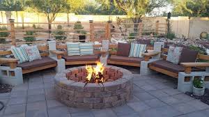 Cinder Block Fire Pit Es Gibt Immer Einen Guten Grund Eine Feuerstelle In Block Cinder Eine Hintergarten Feuerstelle Garten Feuerstellen Im Freien