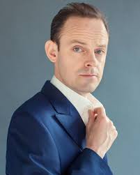 Harry Hadden-Paton : biographie, carrière et filmographie