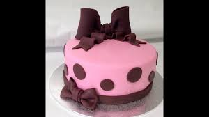 Aunque la fondant es conocida por usarse para relleno o recubrimiento para bollos o pasteles, lo que más famosa la hace es que se usa para dar forma a figuras para la decoración en la repostería. Como Hacer Una Tarta De Fondant Con Decoracion De Lazo Youtube