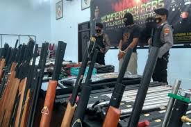 Pas malem pulang ke jakarta, terus aja mmblog pake jas ujannya, padahal langit udah penuh bintang alias cerah. Senapan Angin 300 Meter