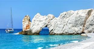 Negli appartamenti del kensho skiathos troverete pareti in pietra, colori tenui e angolo cottura con zona pranzo. Skiathos Sporadi Grecia