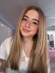 Anna Fyfe's Instagram, Twitter & Facebook