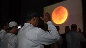 Sholat gerhana bulan hukumnya sunnah muakkad dan dilaksanakan sebanyak dua rakaat. 3wocgs9bse Mrm