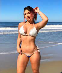 She has gained popularity there for her lifestyle vlogging, diy projects, and tags with challenges amongst her audience of more than 7 million subscribers. Virginia Fonseca No Instagram Domingou Bb Imagens De Biquini Fotos De Biquini Garotas