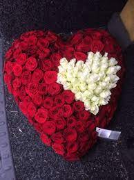 Een Hart Op Een Hart Symbolisch Bloemwerk Met Liefde Gemaakt Valentine S Day Flower Arrangements Valentines Flowers Rose Flower Arrangements