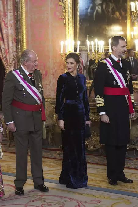 Juan Carlos I critica a la reina Letizia en su libro y aumenta el  distancimiento con su hijo, el rey Felipe VI