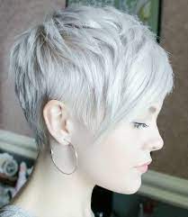 Modèle de coiffure courte et sophistiquée pour femme métisse blonde. Epingle Sur Coupe Courte