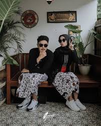 Berdebar debar dapat jemputan dinner tema hitam putih cedok idea artis ni untuk nampak gojes mingguan wanita. Santai Dan Fun Pemotretan Dengan Tema Tradisional Pose Prewedding Foto Perkawinan Pakaian Pasangan
