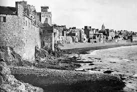 La Plage Des Bas Sablons Vue De La Pointe Du Naye Saint Servan Saint Malo Avant Guerre